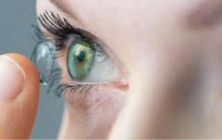 Pourquoi il faut éviter de porter des lentilles à la plage ?